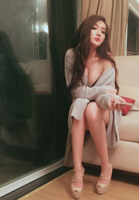 Cô nàng nóng bỏng thích chụp ảnh sexy trong câu chuyện từng được biết đến là "người tình" Khánh Phương. 