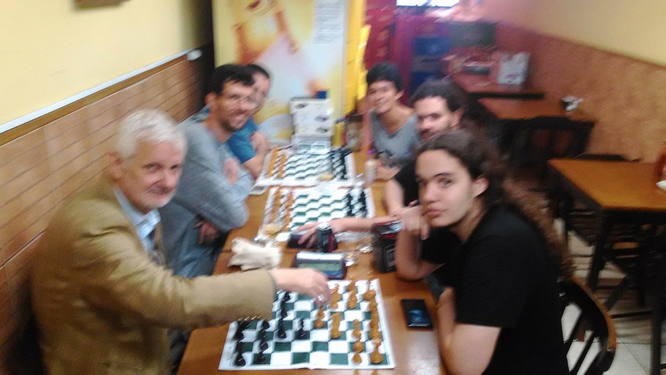 Simultânea de xadrez com Mequinho faz a festa de jogadores - Biblioteca de  São Paulo