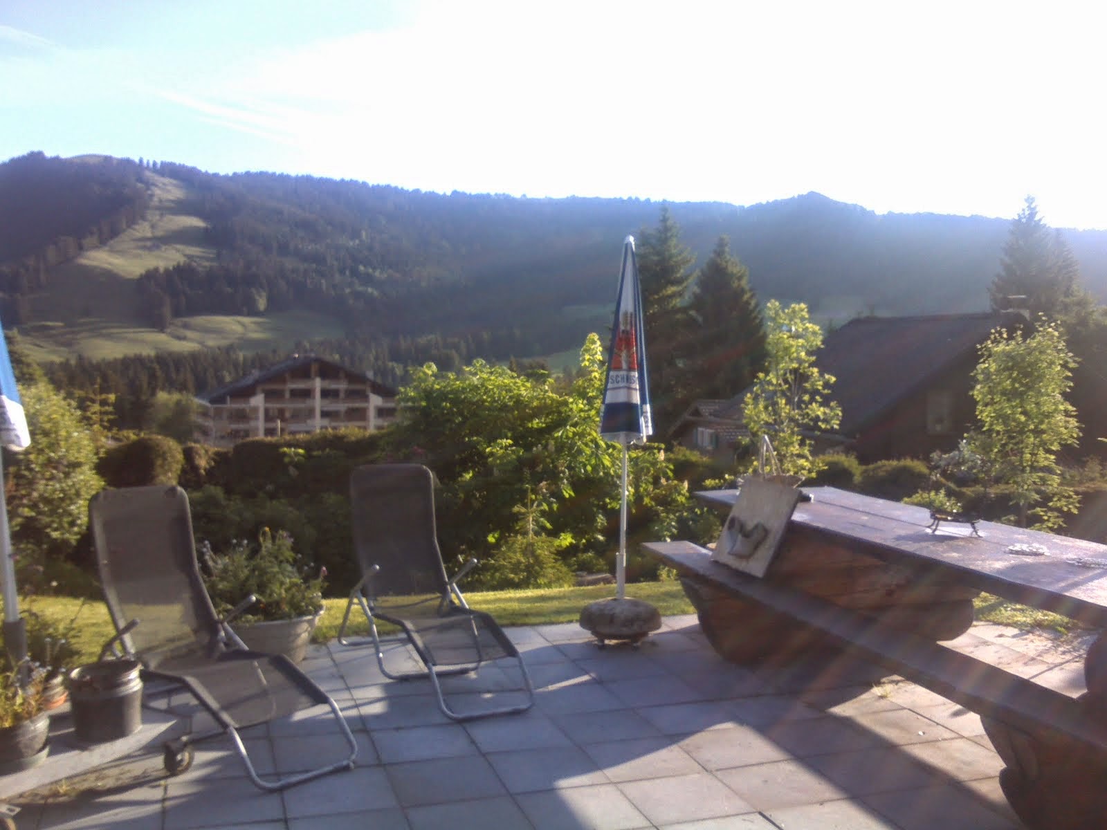 Terrasse du bas et table monumentale