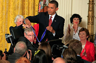 Stephen Hawking diberikan penghargaan oleh Barack Obama