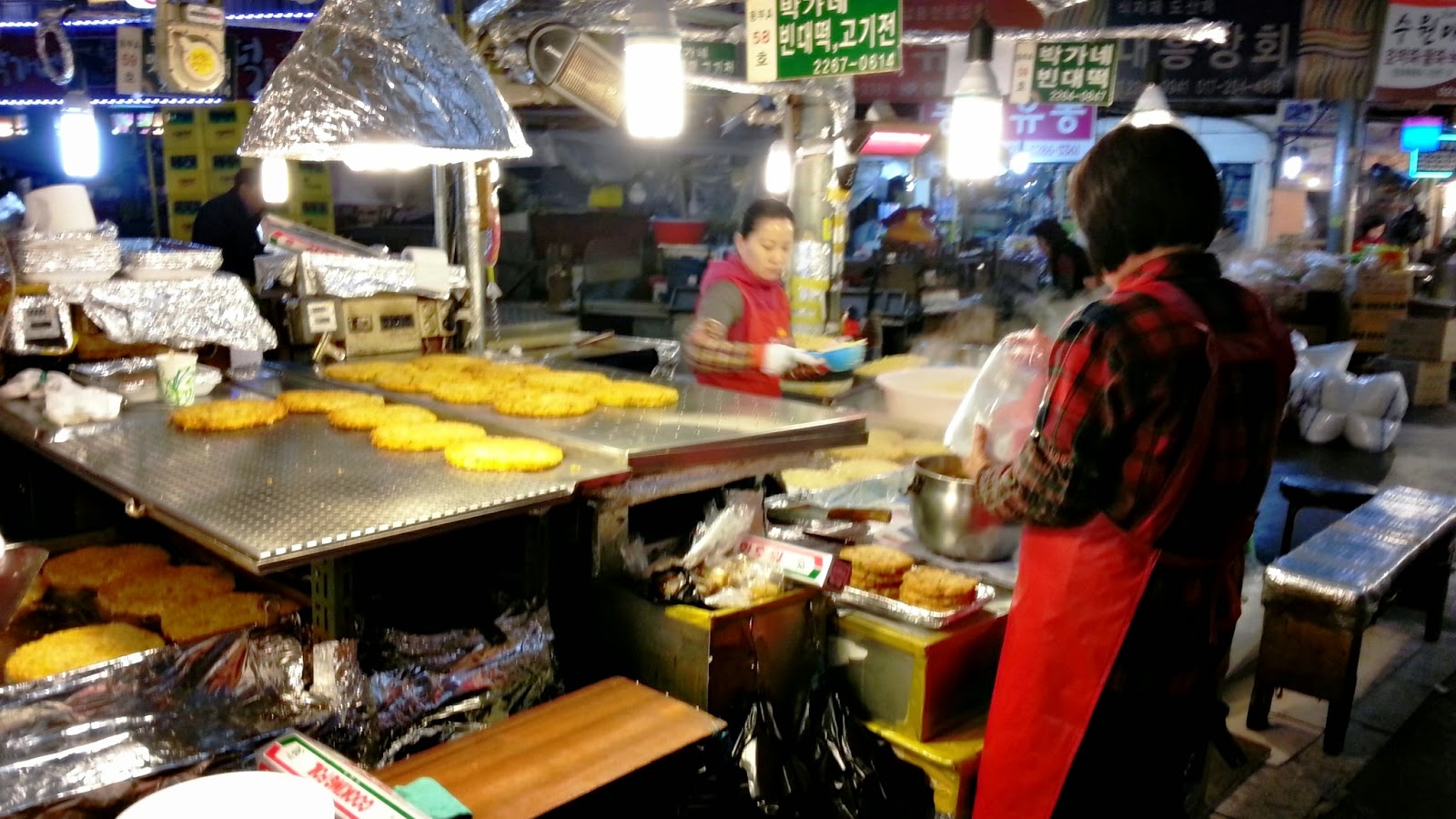 Bindaetteok pancake made from ground mung beans. Traditional Gwanjang Market | www.meheartseoul.blogspot.com