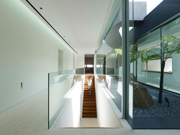 Una escalera de hierro rodeada de diseño interiores creativos ...