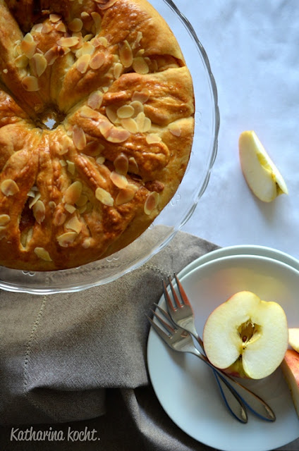 Apfel-Mandel-Kranz auf www.katharinakocht.com Apfel Mandel Hefeteig Leila Lindholm zuckerfrei
