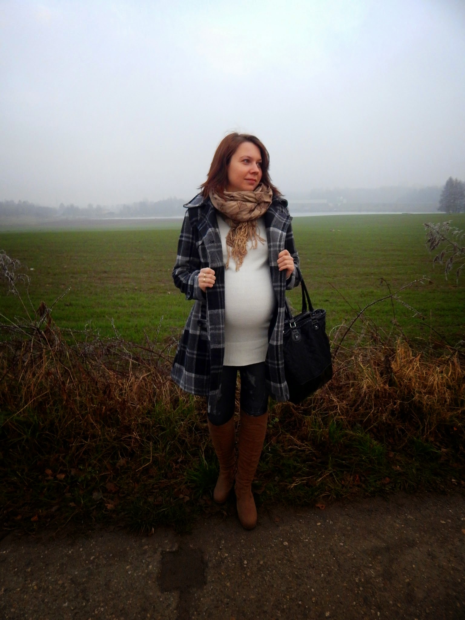 Szara krata i sesja do kalendarza Bigi