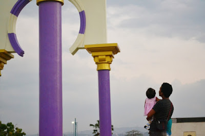 Senyum ayah dan anak bahagia