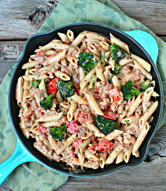 Ready in 30 minutes or less, this delicious Italian Sausage and Broccoli Alfredo Pasta meal makes dinner a breeze for Mom. Just five main ingredients is all you need! | manilaspoon.com
