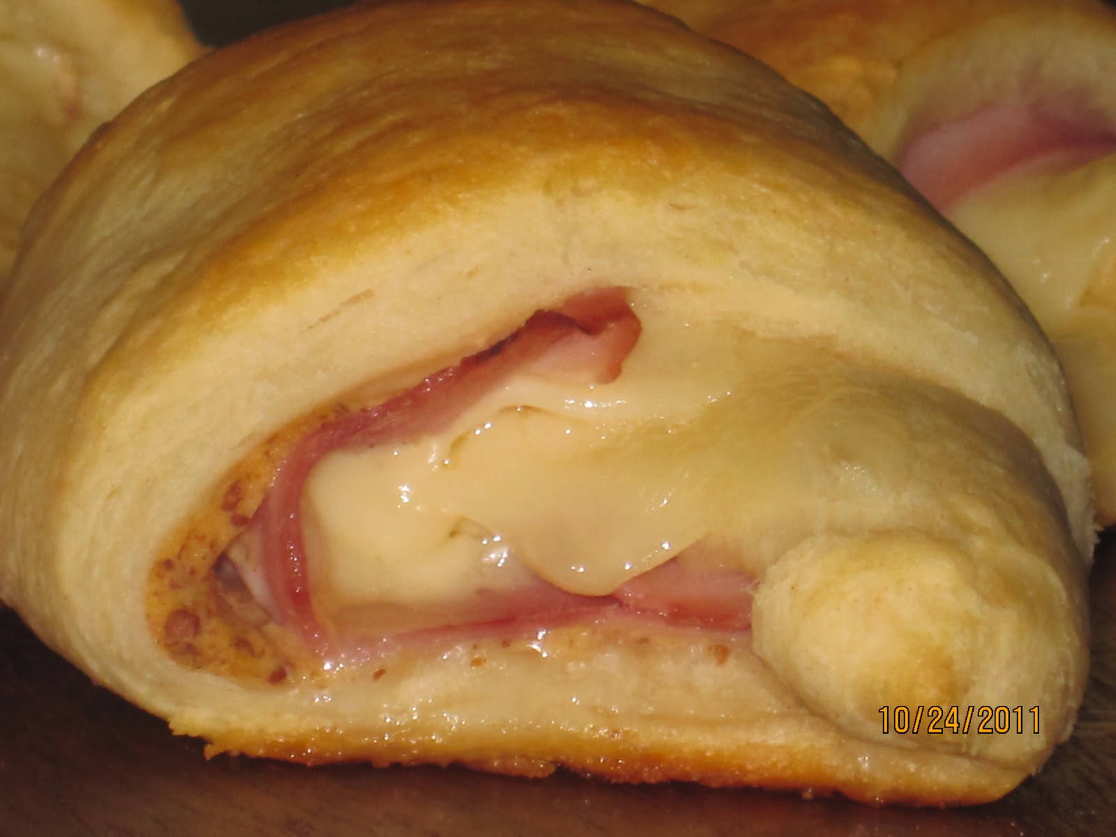 These Ham and Cheese Crescent Roll Ups are EASY and DELICIOUS.