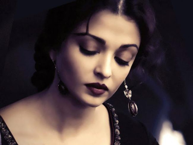 ஐஸ்வர்யாராய் - Close Up படங்கள் - Page 2 Aishwarya+Rai+In+Guzaarish+Movie+Stills+%25281%2529