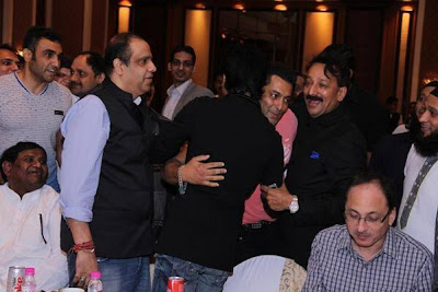 Shah Rukh and Salman hug it out at Iftar party-Bollywood's biggest Exclusive news