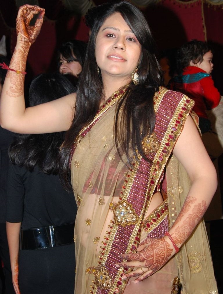 Beautiful & HoT Girls Wallpapers: Desi Hot Aunties