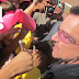 Bono e Dilma rezam em memória às vítimas da tragédia em Realengo