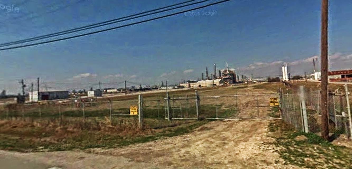 4 WORKERS INHALE TOXIC CONCENTRATIONS OF METHYL MERCAPTAN AND DIE AT DUPONT'S LA PORTE TEXAS