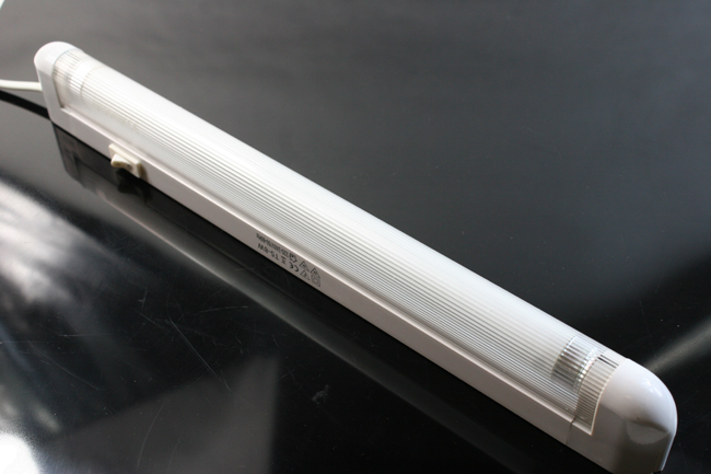 Plafoniere Neon Per Cucina : Plafoniere led a soffitto con neon e tubi