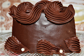 pastel-de-chocolate-y-avellanas-con-chocolate-trufado-de-peggy-porschen