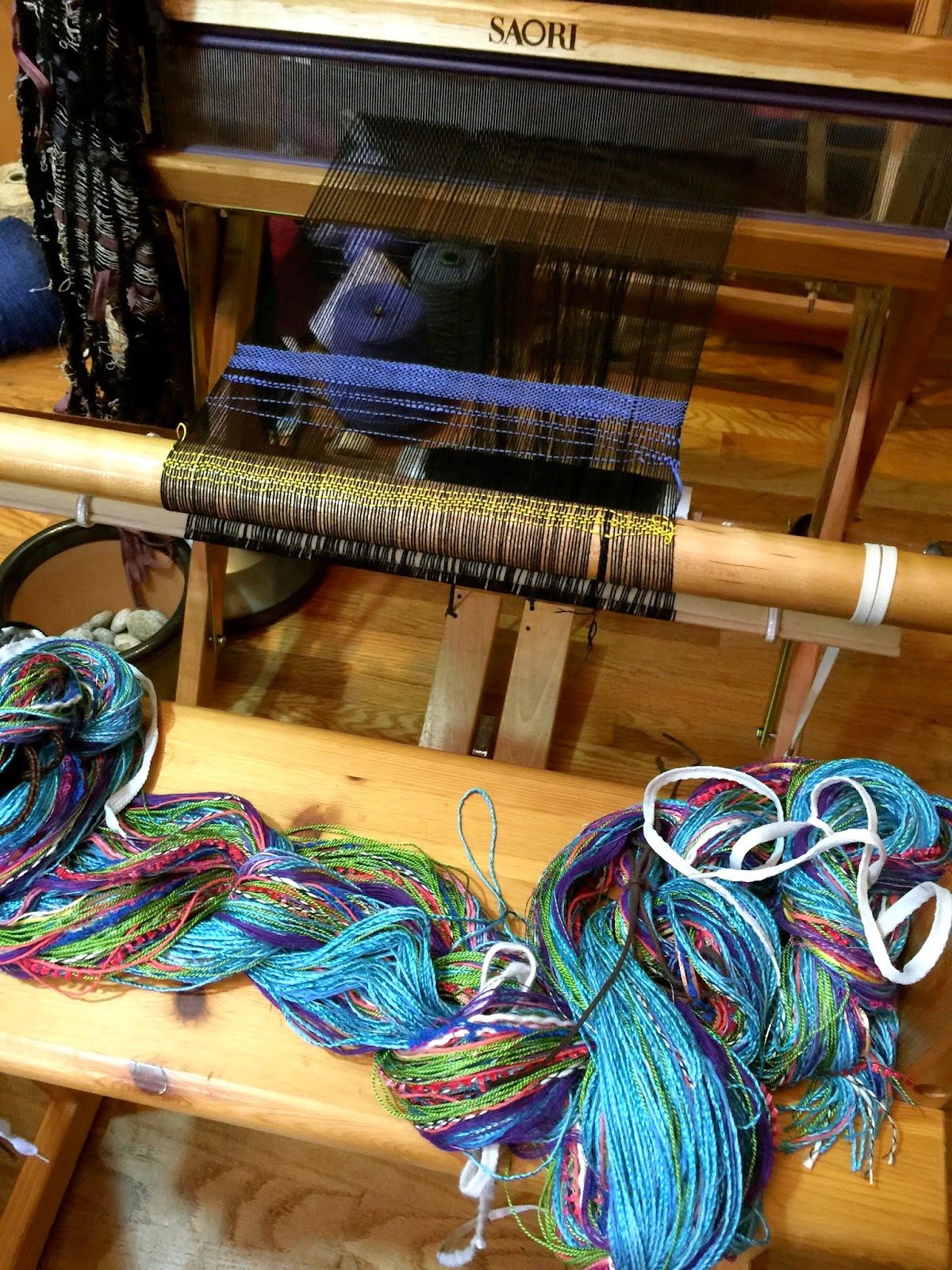 CENTERING WITH FIBER Winding a warp on my Saori warping frame and