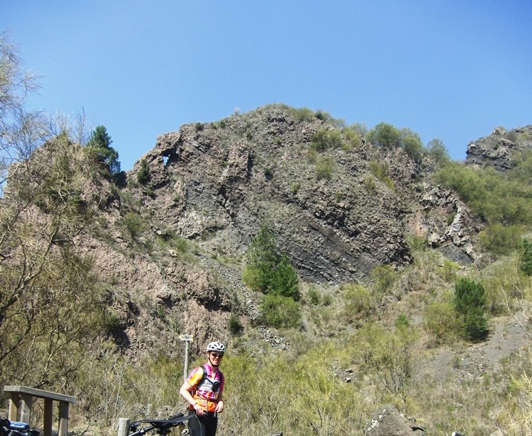 Veloce ® cycling and bike rental company Climbing Vesuvius volcano