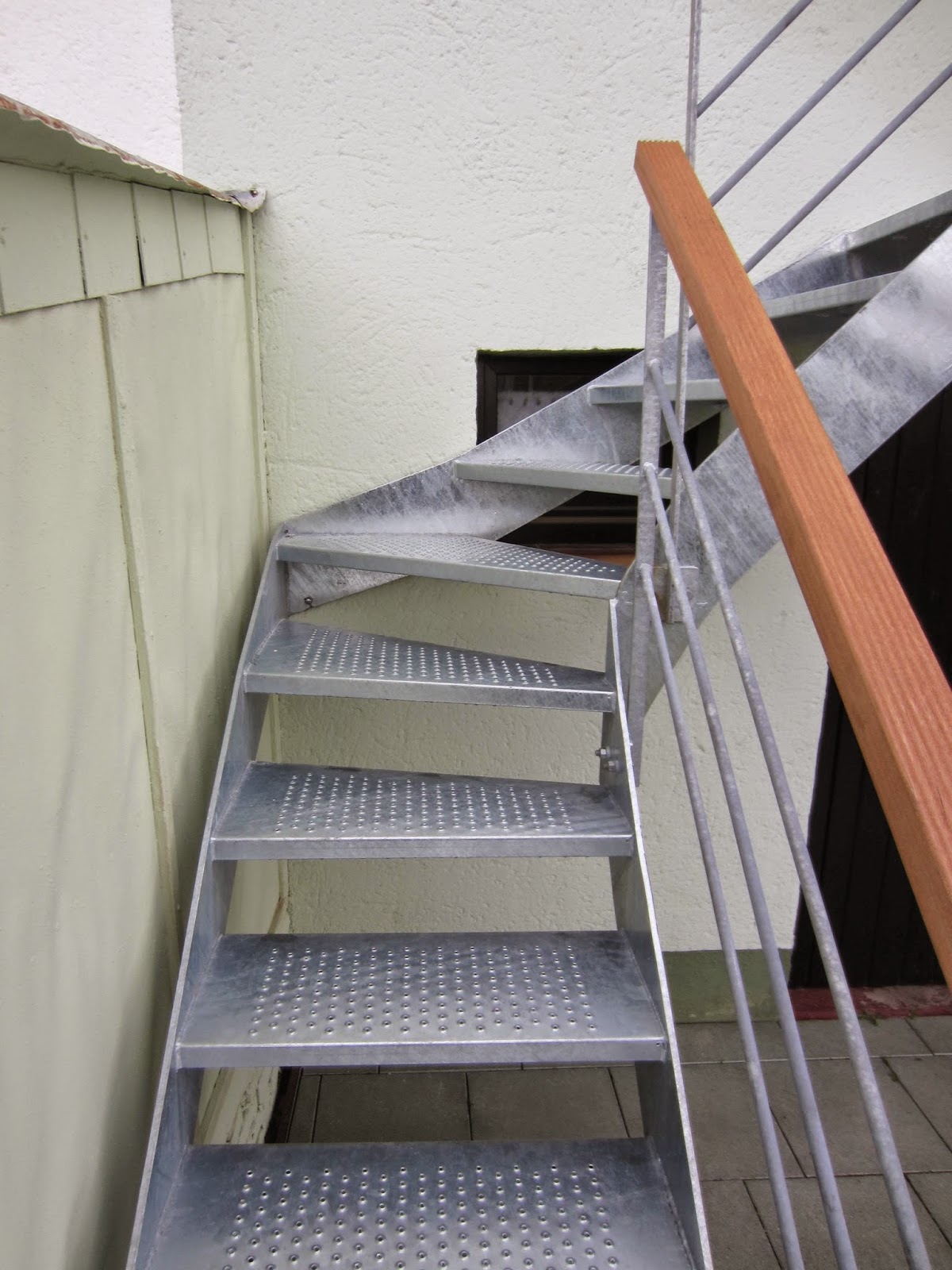 Stahltreppe Garten gewendelt FRÖBEL METALLBAU