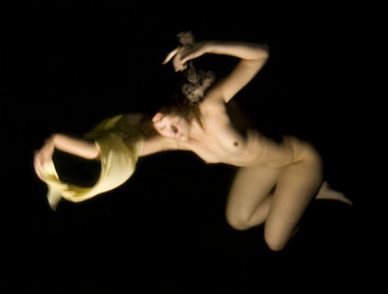christy lee rogers fotografia aquática luz sombras mulheres nuas peladas flutuando na água