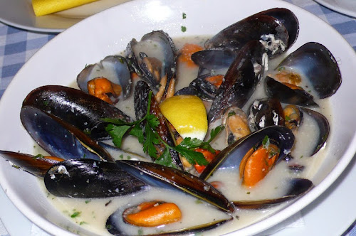 Fehérborban gőzölt kagyló (Halvár, Budapest)