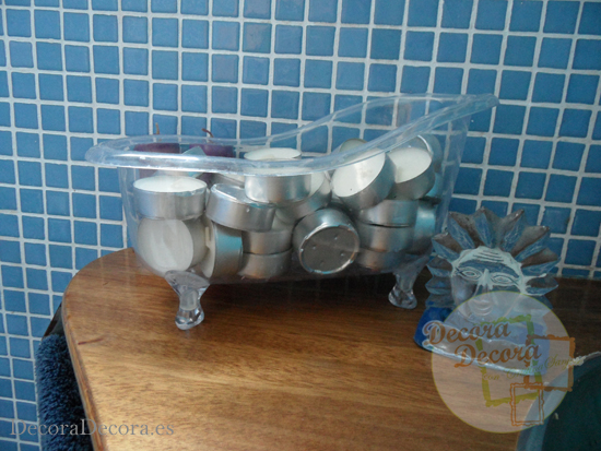 Truco para decorar el baño con velas baratas.