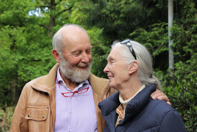 Jane Goodall in Dierenpark Amersfoort Jane en Marjo samen op een plaatje. Zij blijken het als pri(ma)-maatjes goed met elkaar te kunnen vinden.