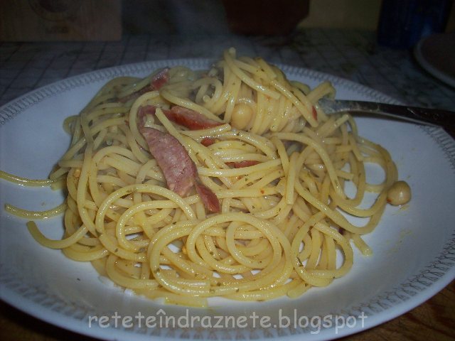 Spaghetti cu mazăre şi salam