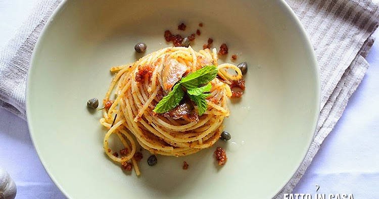 Spaghetti integrali con acciughe, prezzemolo e briciole - Casa di Vita