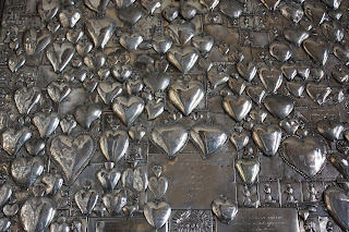 Decoración en plata de los muros de la capilla de la Virgen de la Misericordia en Vilnius/Vilna Vilnius, Vilna, Lituania, Puerta del Amanecer, Virgen de la Misericordia