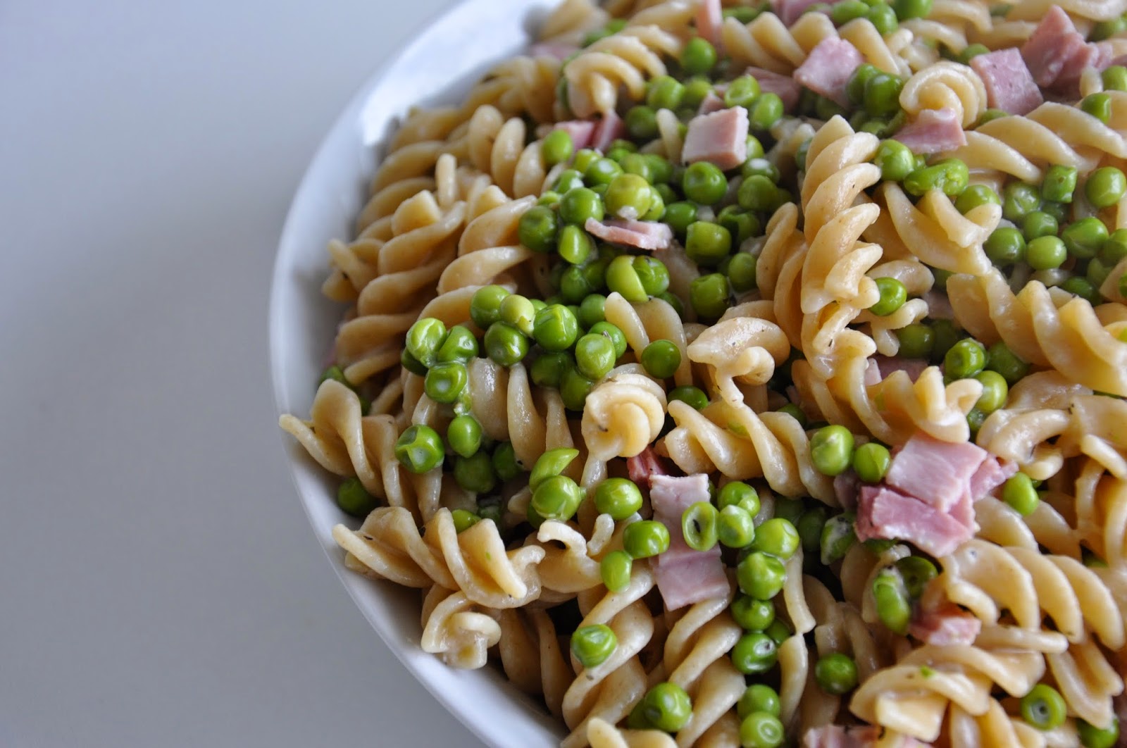 A l'ombre du noisetier Pâtes aux petits pois, menthe et jambon.