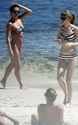 Taylor Swift showing off her bikini body at Cottesloe Beach in Perth Taylor Swift, Taylor Swift body, Taylor Swift bikini, Cottesloe Beach, Perth, Australia, Cottesloe Beach hotel.Cottesloe Beach luxury hostel, Cottesloe Beach luxury travel trip, Cottesloe Beach travel tour cheap