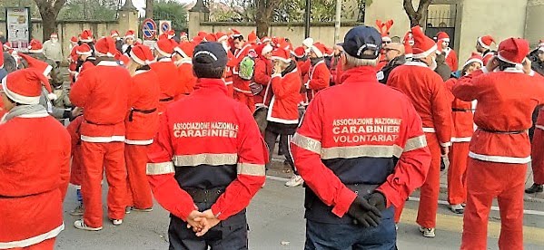 Natale trezzese 2015. I Babbo Natale invadono la città di Trezzo sull'Adda.