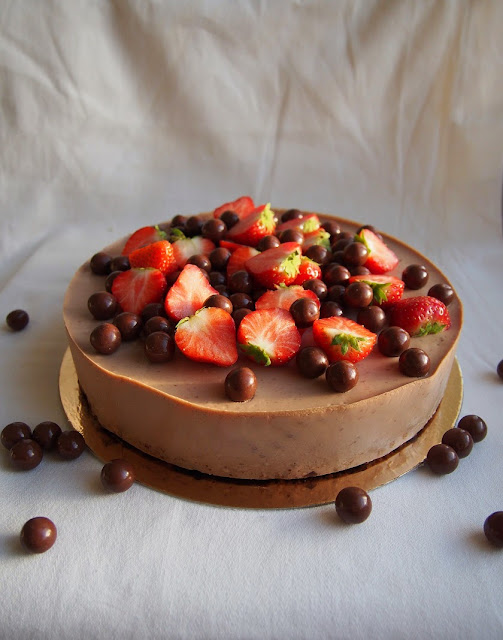 Maitosuklaamoussekakku – Milk Chocolate Mousse Cake