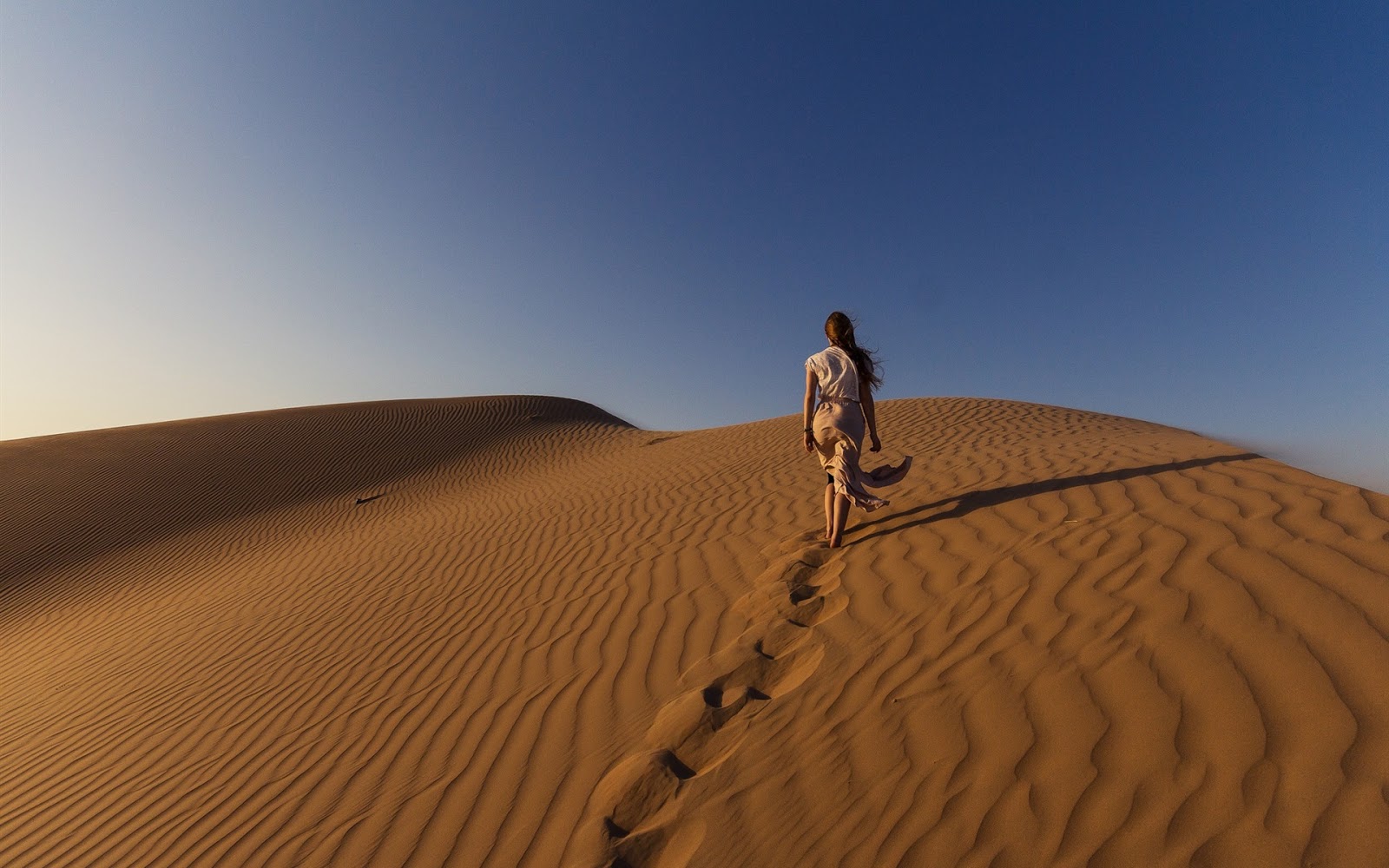 Chelsie Aryn снимается абсолютно голая в безлюдной пустыне