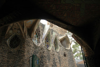 la parete laterale della cripta, colonia güell, barcelona the side wall of the crypt, colony güell, barcelona