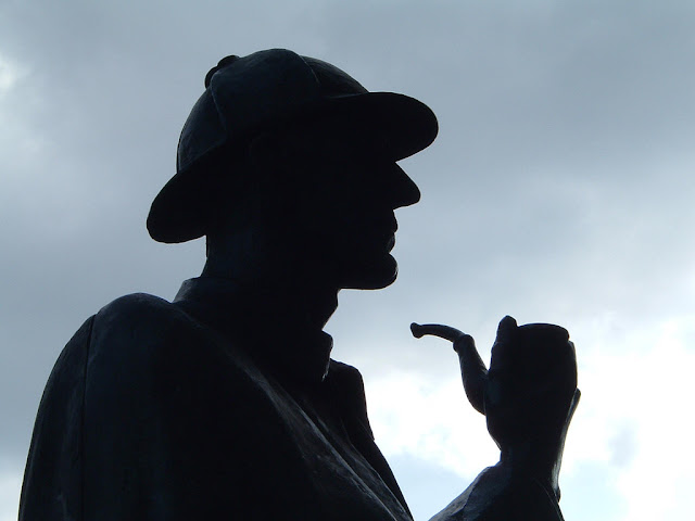 Yes, we know this is the Sherlock Holmes statue in London, not Edinburgh