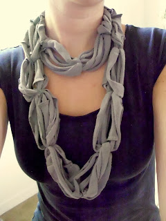 como hacer un foulard con tiras de camiseta