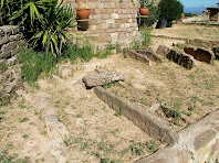 Cistes funeràries davant l'absis de Sant Feliuet Cistes funeràries davant l'absis de Sant Feliuet