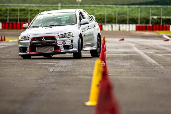 Curitiba Racing  Automóveis e automobilismo em Curitiba: Mitsubishi Motors  oferece experiências a bordo de super esportivo e carro de corrida