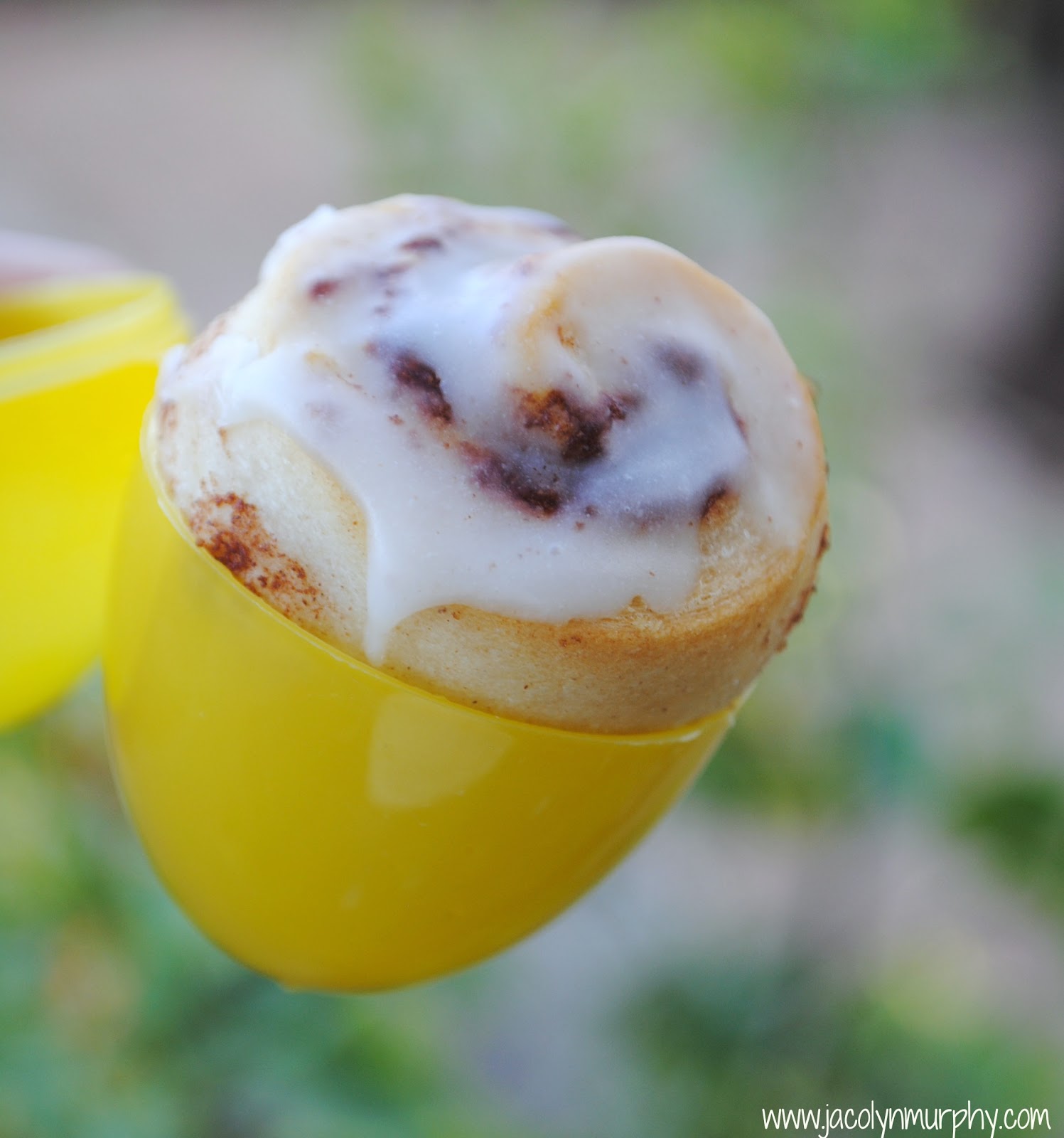 Khristelle EASTER EGG CINNAMON ROLLS