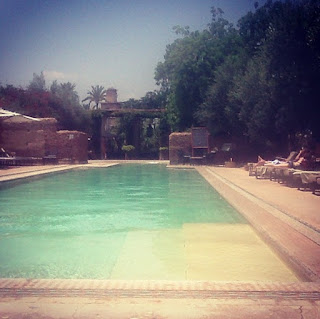 Piscine de l'hôtel Les Deux Tours à Marrakech by Sarah-Louise