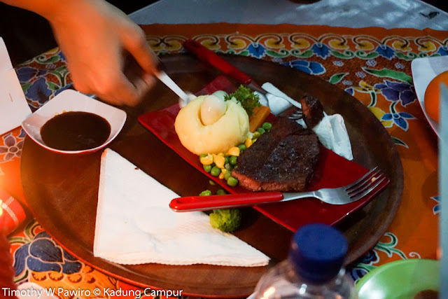 Indonesia - Purwakarta - #SteakMaranggiFest - Chef Aiko sedang memberi nasehat Indonesia - Purwakarta - #SteakMaranggiFest - Chef Aiko sedang memberi nasehat