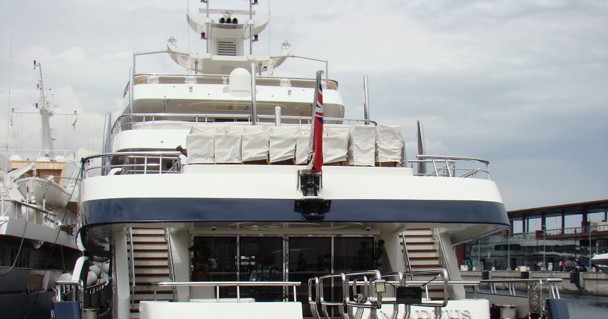 Bernard Arnault : pourquoi le superyacht du milliardaire français a été  interdit d'entrer dans le port de Naples 