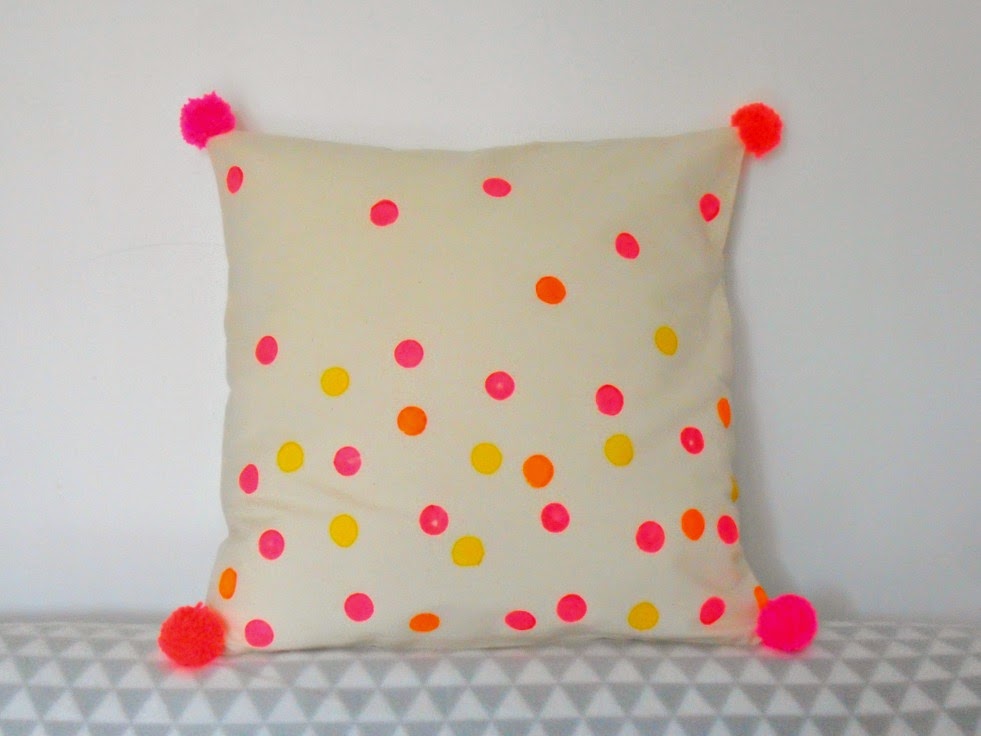 Teawagontales neon dot cushion tutorial...