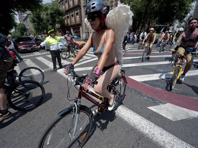 chicas desnudas en bicicleta en mexico