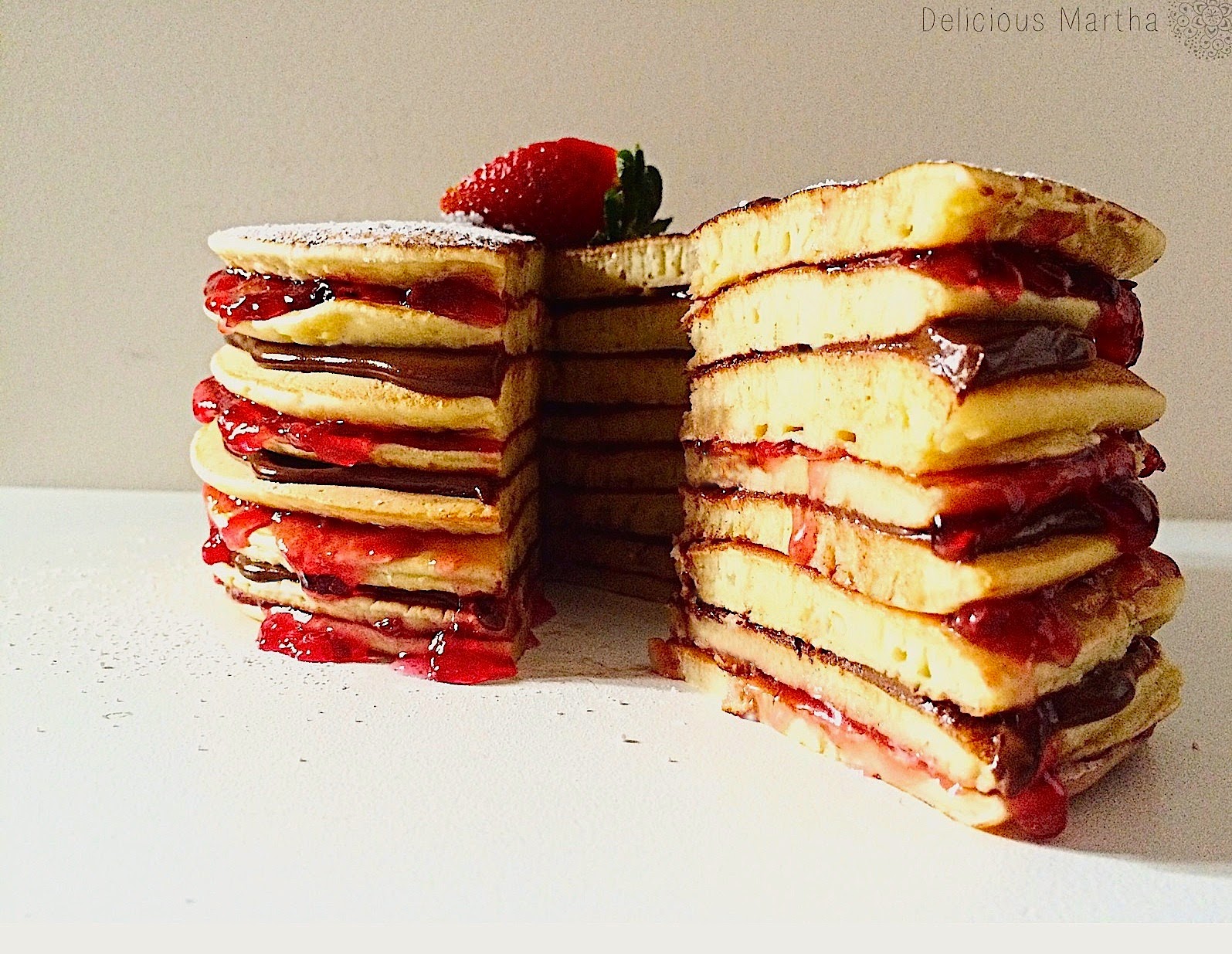 Pastel de tortitas con chocolate y mermelada de pétalos de rosa