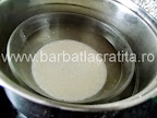 Panna cotta (budinca italieneasca) preparare reteta - topim gelatina la bain-marie