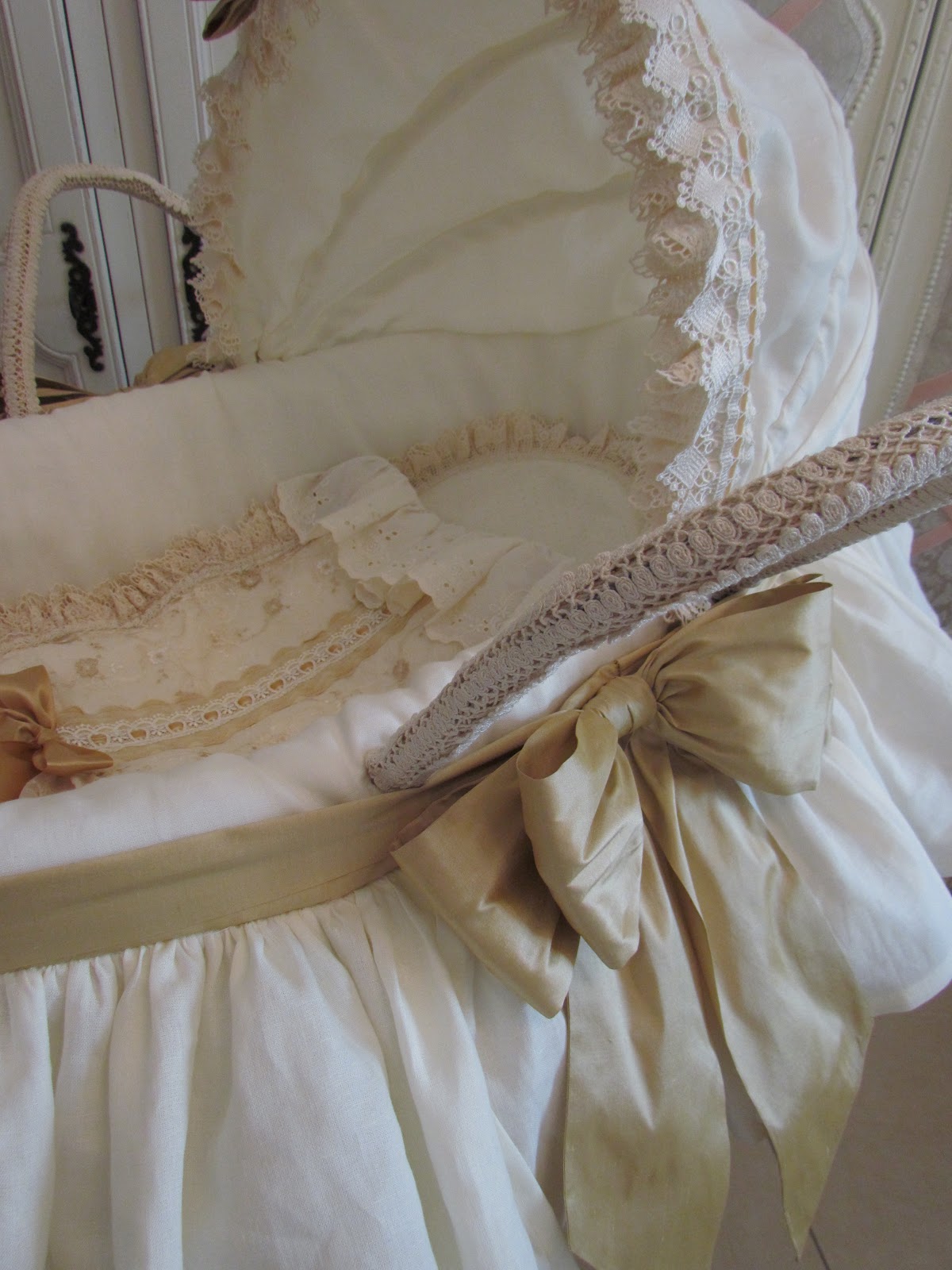 Angela Lace Linen Moses Basket