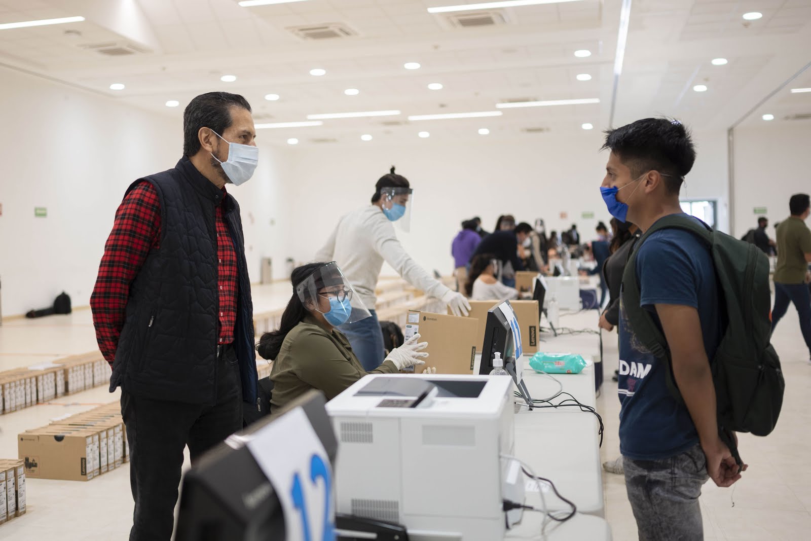 Entrega Rector Alfonso Esparza equipos de cómputo a estudiantes para mejorar sus clases en línea