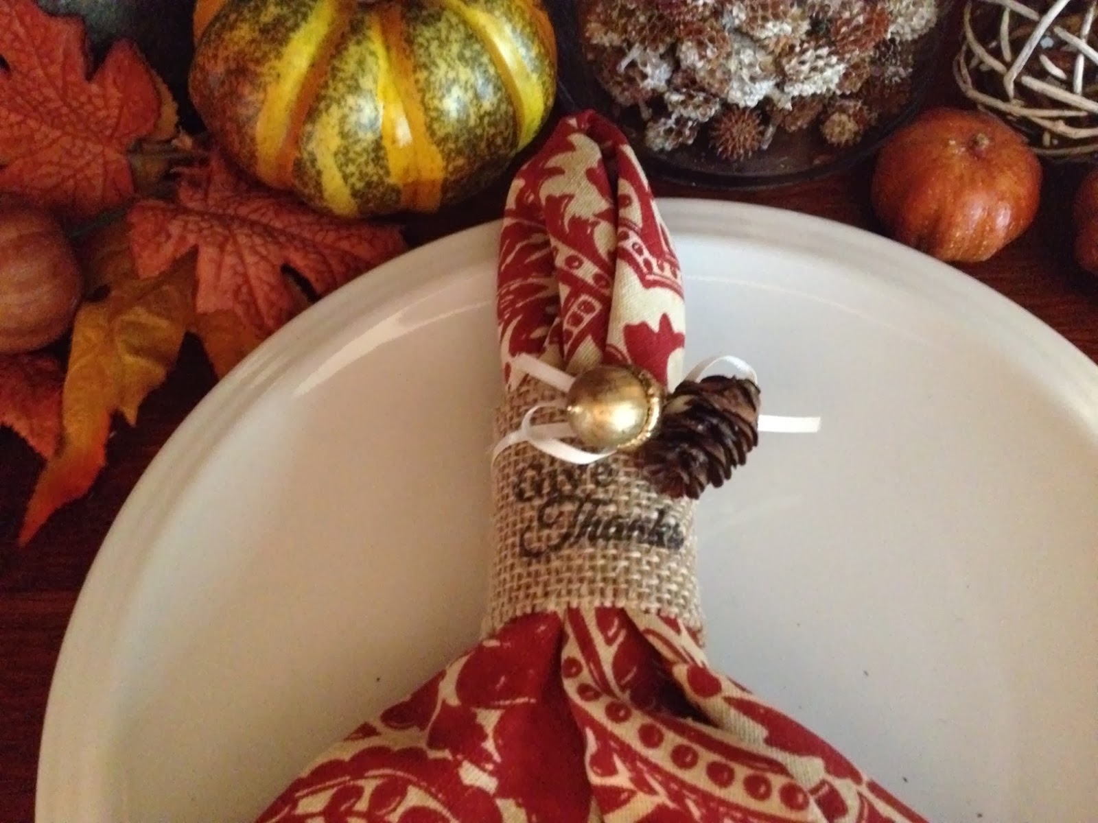 Two It Yourself DIY Napkin Holder from a toilet paper roll (Free 'Give Thanks' printable)