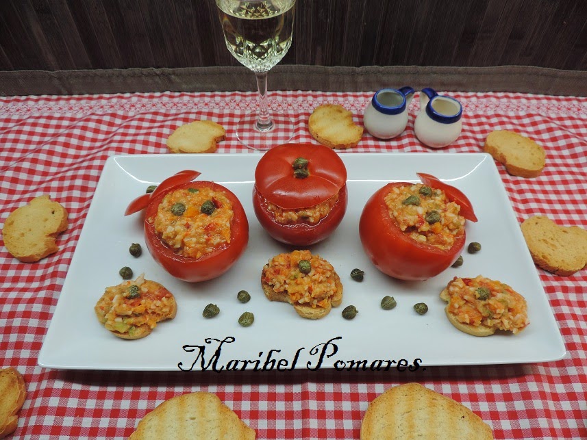 Tomates Rellenos De Pimientos, Cebolla, Pepino, Atún Y Surimi.
